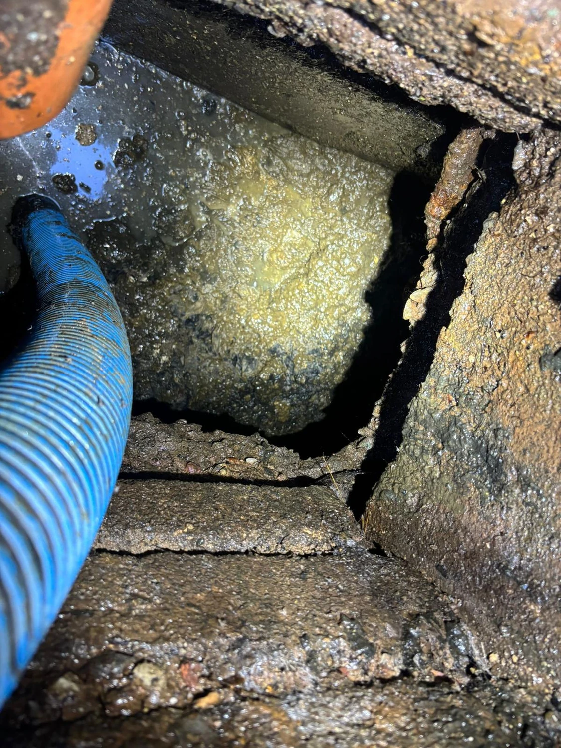 AKTIV Rohrreinigung - Schacht absaugen