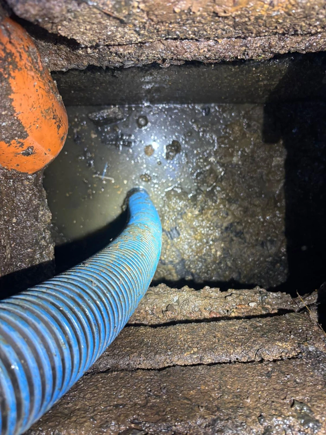 AKTIV Rohrreinigung - Schacht absaugen