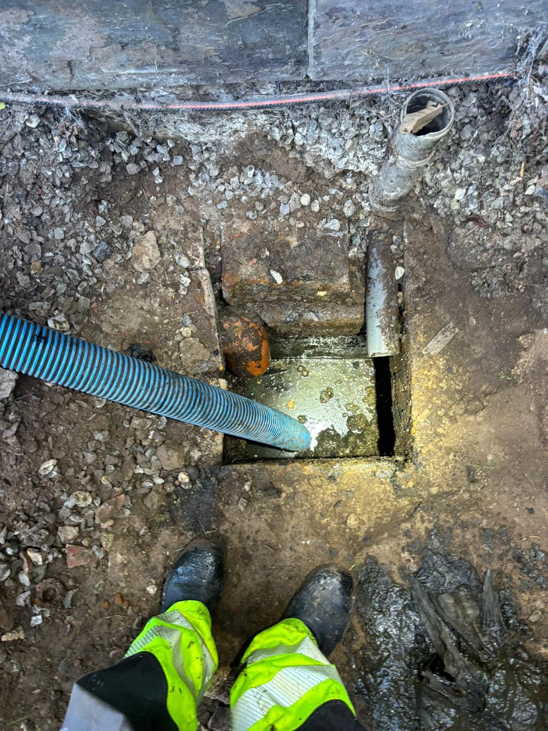 AKTIV Rohrreinigung - Schacht absaugen