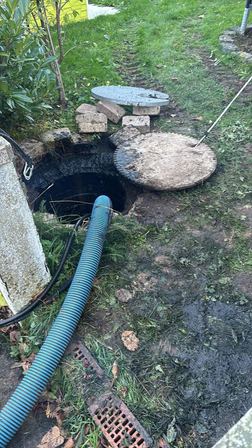 AKTIV Rohrreinigung - Schacht absaugen