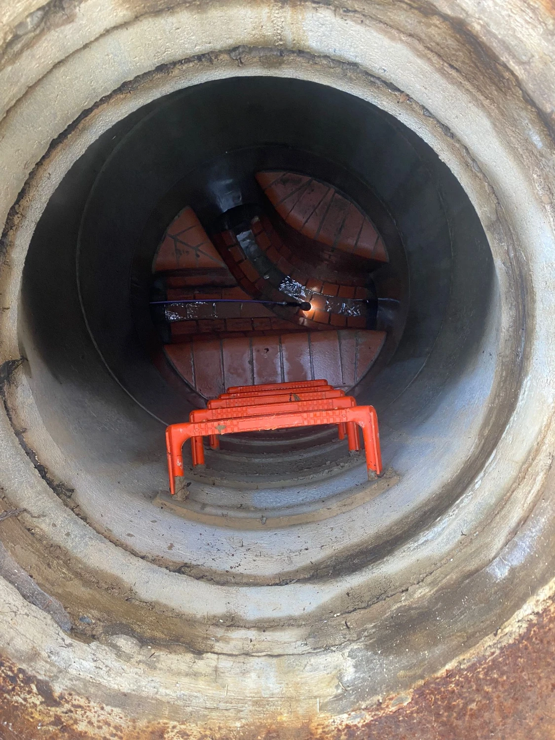 AKTIV Rohrreinigung - Schacht mit offenem Gerinne und Kamera